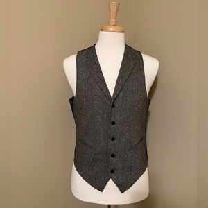 Men’s gray/black vest.